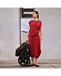 1518099110_F9_2026_maxicosi_stroller_oxfordcarrycot_oaktruffle_lifestyle_strollerfoldeduprightwithmom